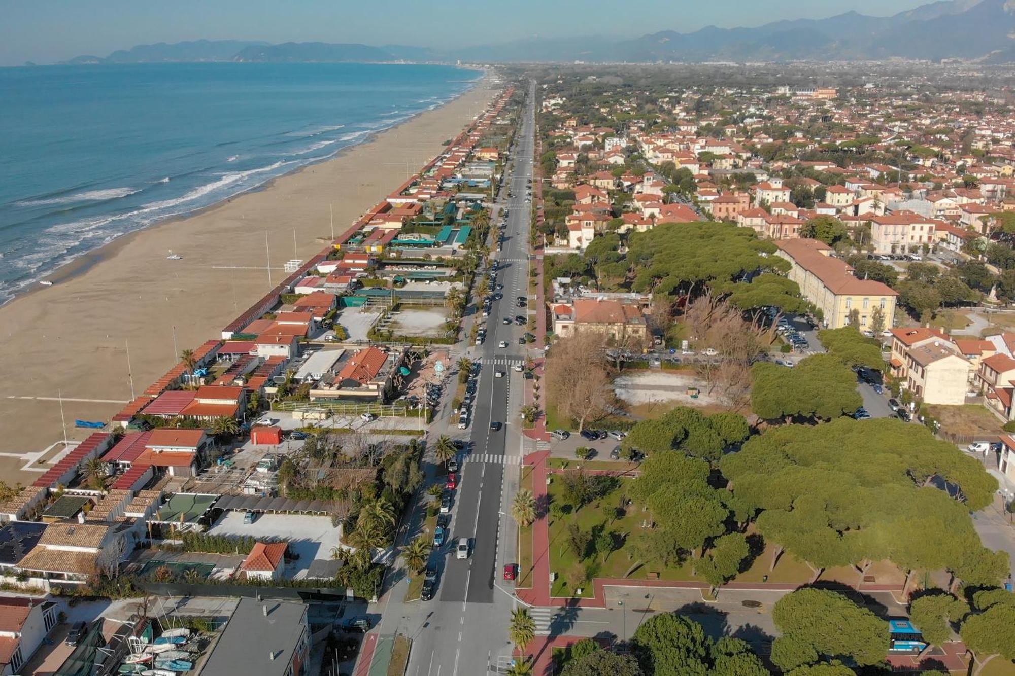 Villa Clara Few Km From The Sea - Happy Rentals Пиетрасанта Екстериор снимка
