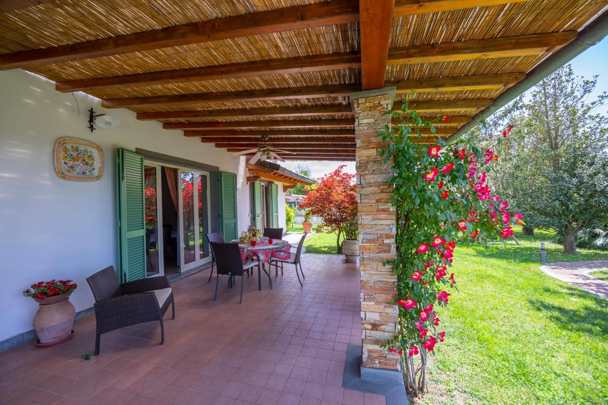 Villa Clara Few Km From The Sea - Happy Rentals Пиетрасанта Екстериор снимка